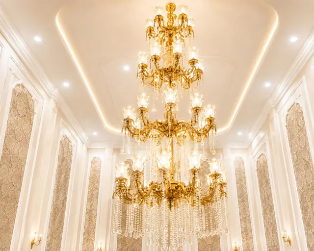 Royalston Grand chandelier